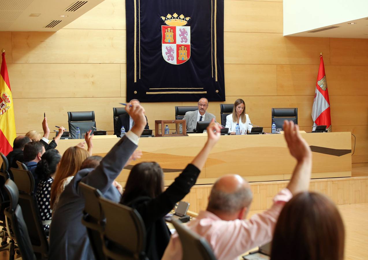 El presidente de las Cortes, Luis Fuentes, durante la constitución de las comisiones parlamentarias de las Cortes.