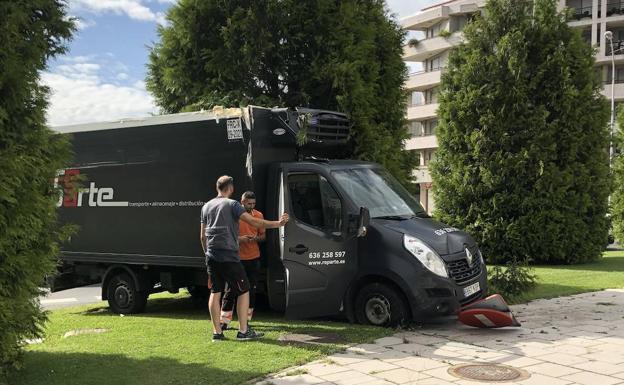 Un camión de reparto se sale de la vía e impacta contra una señal y una farola en la rotonda del Avión