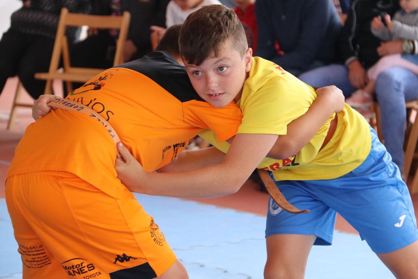 Corro de lucha en Valdefresno