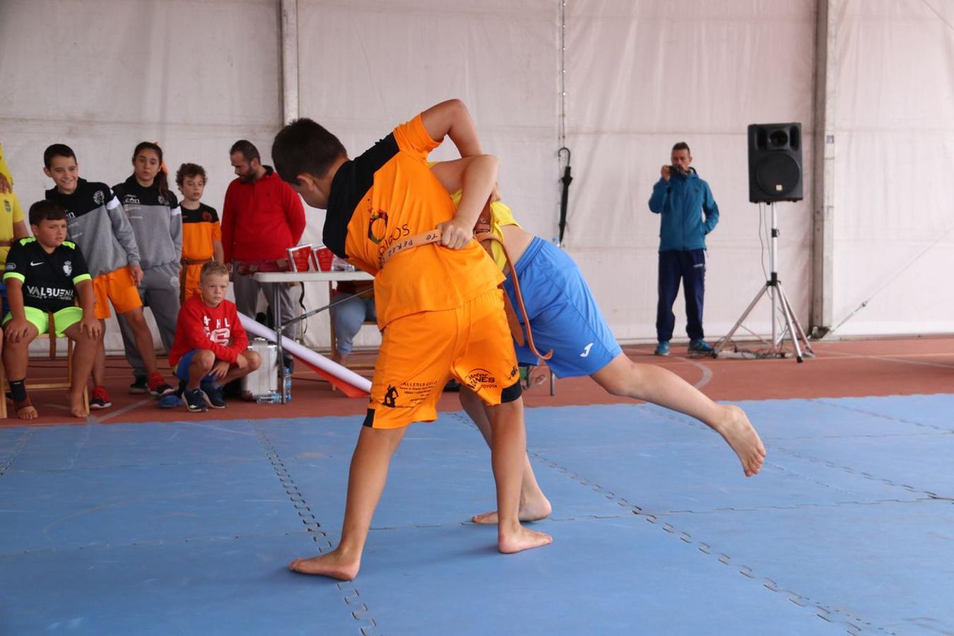 Corro de lucha en Valdefresno