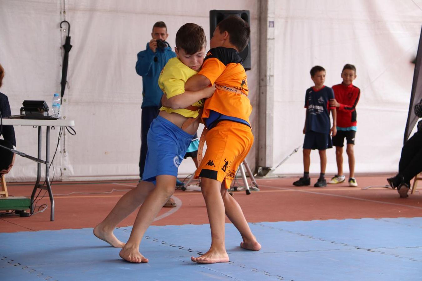Corro de lucha en Valdefresno
