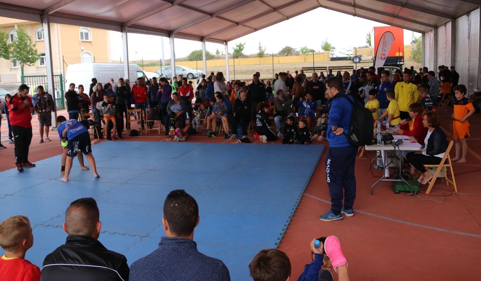 Corro de lucha en Valdefresno