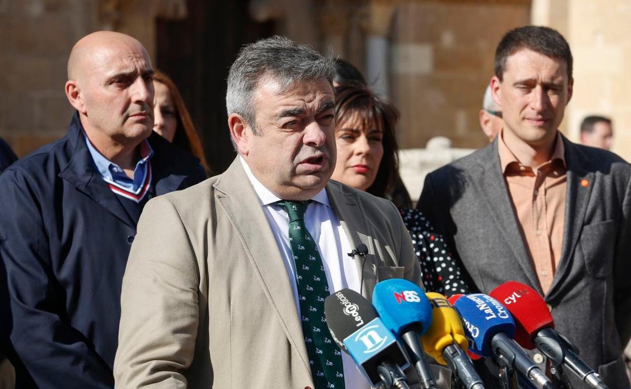 Justo Fernández durante una comparecencia con la prensa.