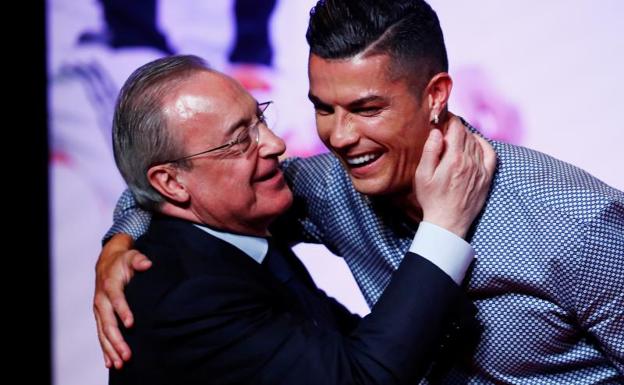 Cristiano Ronaldo y Florentino Pérez se abrazan en el Teatro Reina Victoria. 