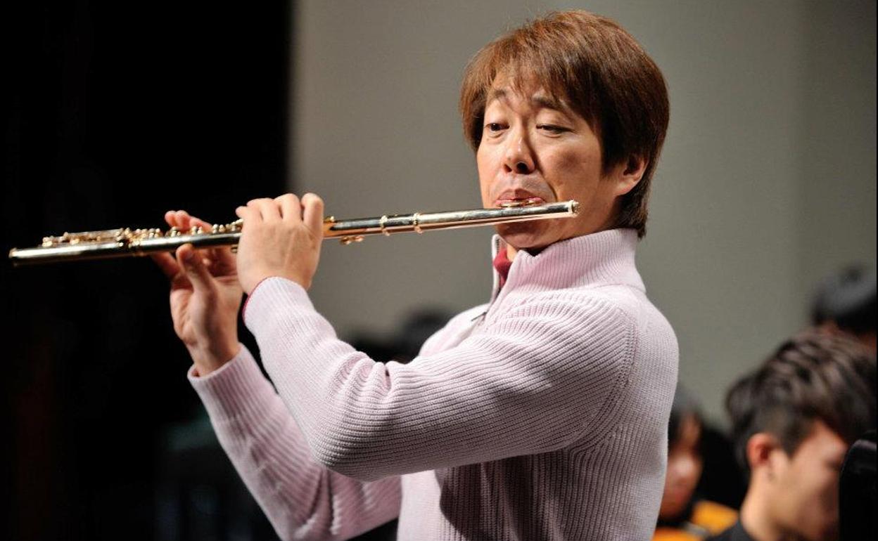 El virtuoso solista de flauta japonés, Yanami Sakahashi.