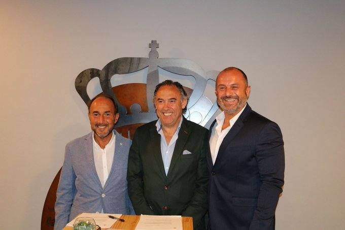 Imagen de los que firmaron el convenio. 