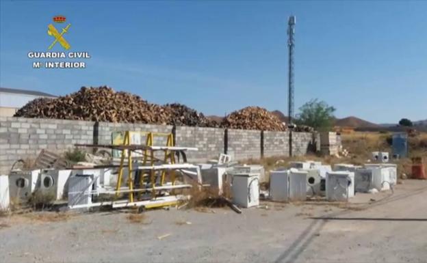 La Guardia Civil denuncia a la empresa del hombre que tiró un frigorífico al monte