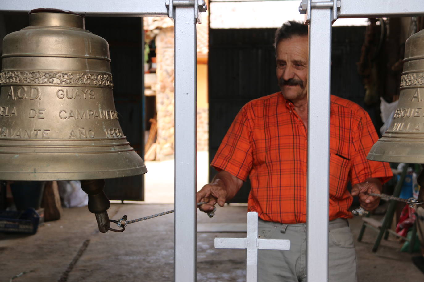 Ceferino tocando las campanas.