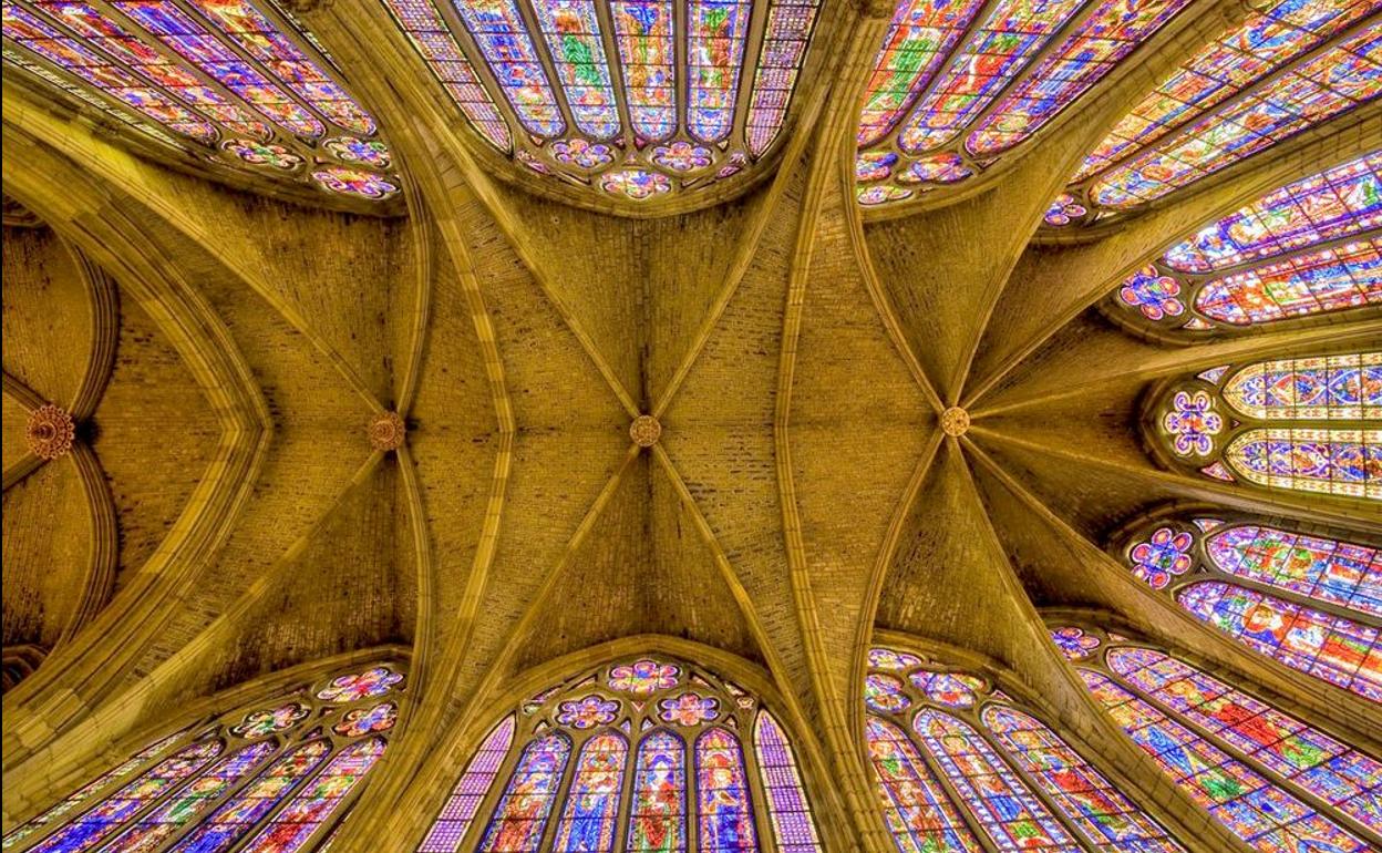 Imagen de las vidrieras de la Catedral de León.