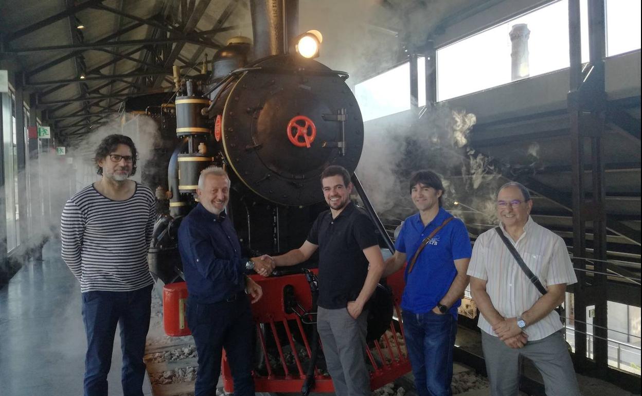 Arsenio Terrón (2I) y Daniel Pérez (3I), junto a representantes del colectivo.