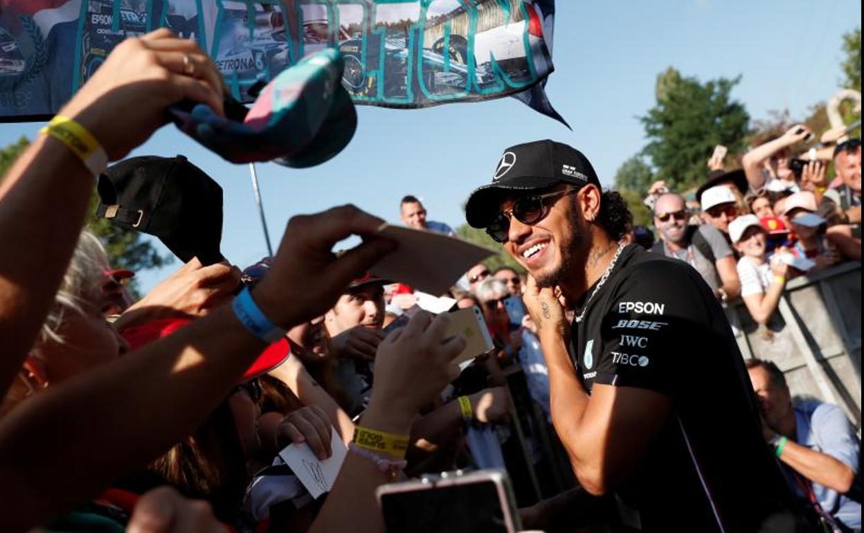 Lewis Hamilton, junto a varios aficionados en el circuito de Hungaroring.