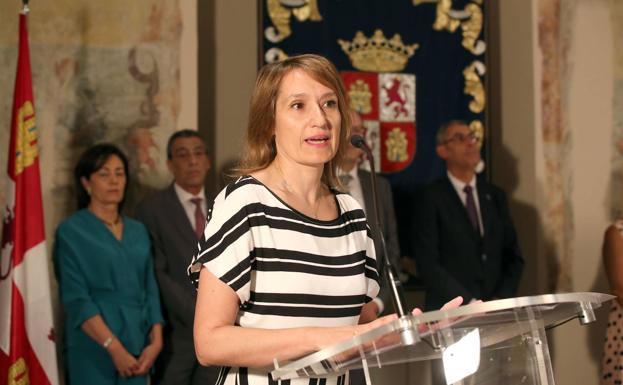 Rocío Lucas con su nuevo equipo en segundo plano durante el acto de toma de posesión.