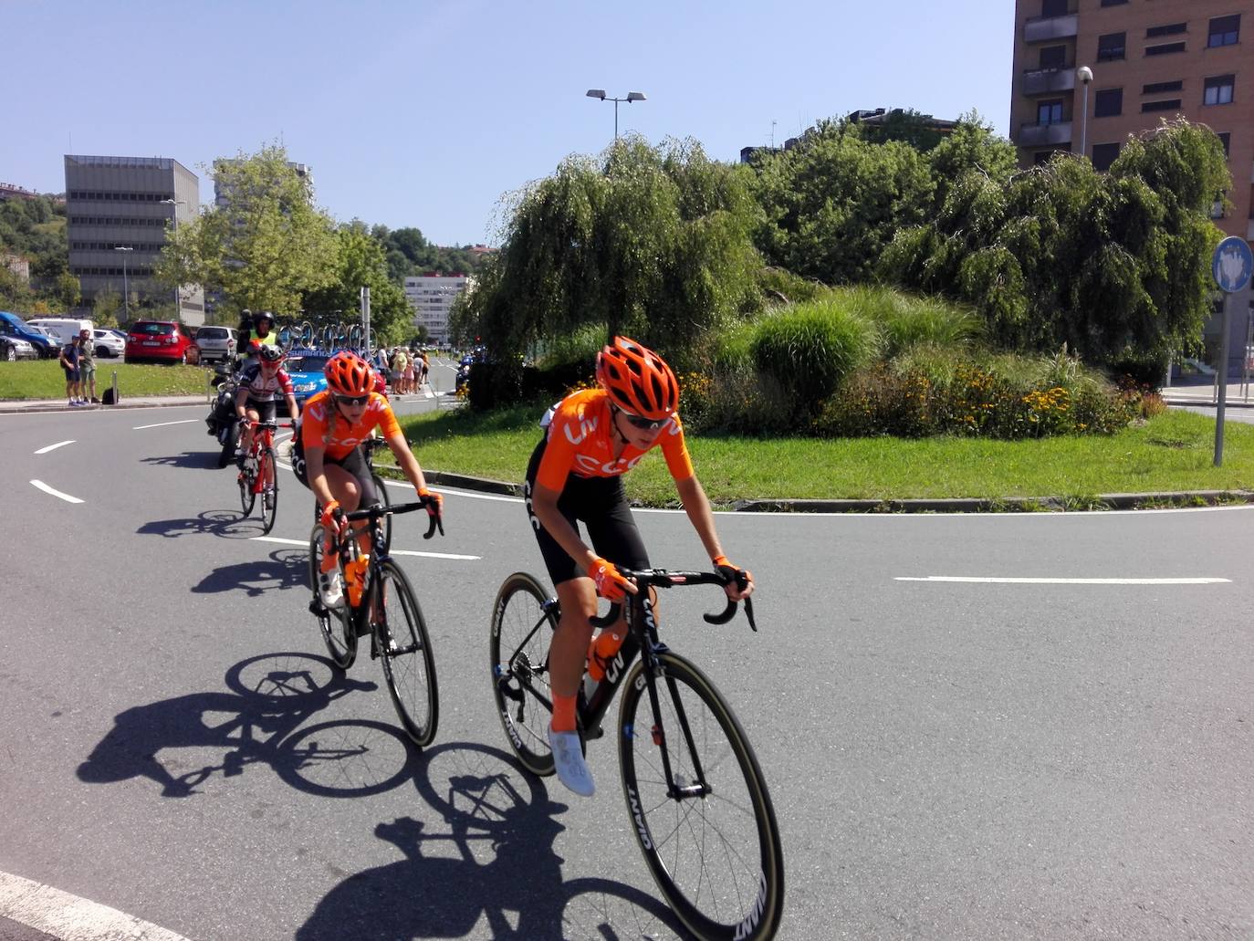 Emoción por todo lo alto en la disputa de la primera edición femenina de la Clásica de San Sebastián, con mucho público animando a las corredoras por todo el recorrido