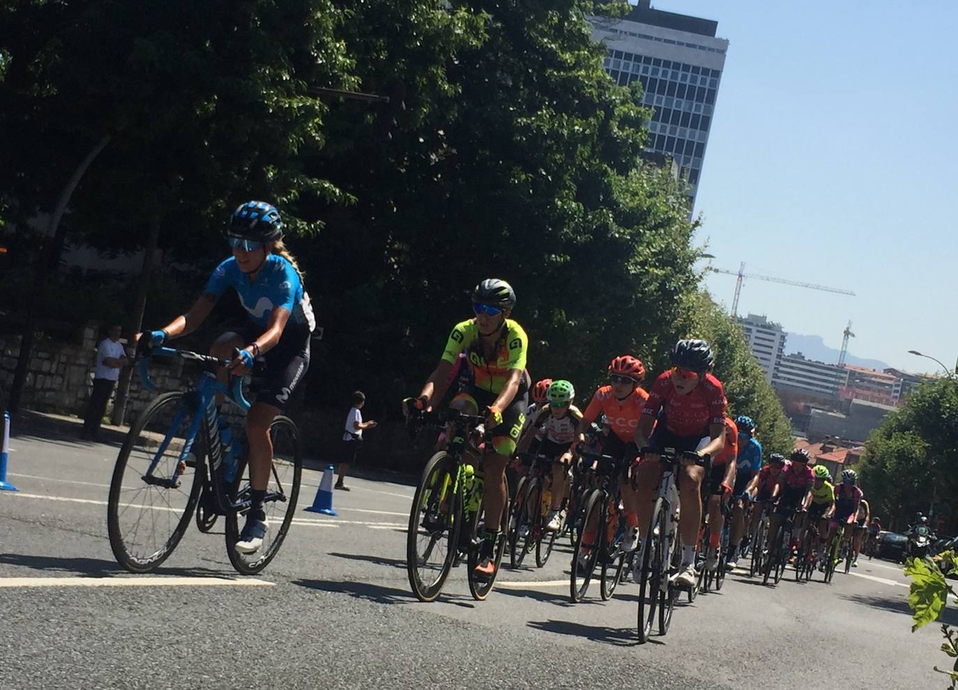 Emoción por todo lo alto en la disputa de la primera edición femenina de la Clásica de San Sebastián, con mucho público animando a las corredoras por todo el recorrido