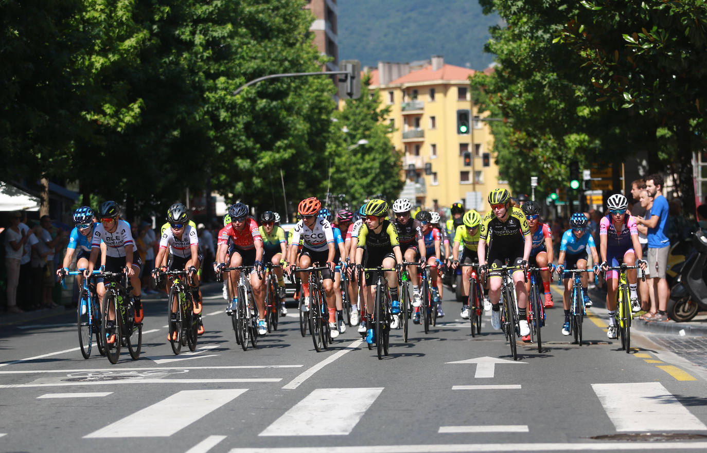 Emoción por todo lo alto en la disputa de la primera edición femenina de la Clásica de San Sebastián, con mucho público animando a las corredoras por todo el recorrido