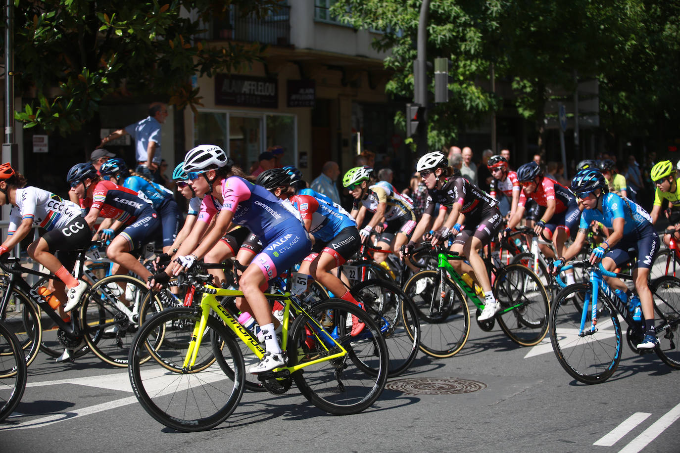 Emoción por todo lo alto en la disputa de la primera edición femenina de la Clásica de San Sebastián, con mucho público animando a las corredoras por todo el recorrido