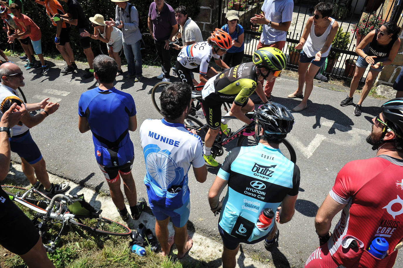 Emoción por todo lo alto en la disputa de la primera edición femenina de la Clásica de San Sebastián, con mucho público animando a las corredoras por todo el recorrido