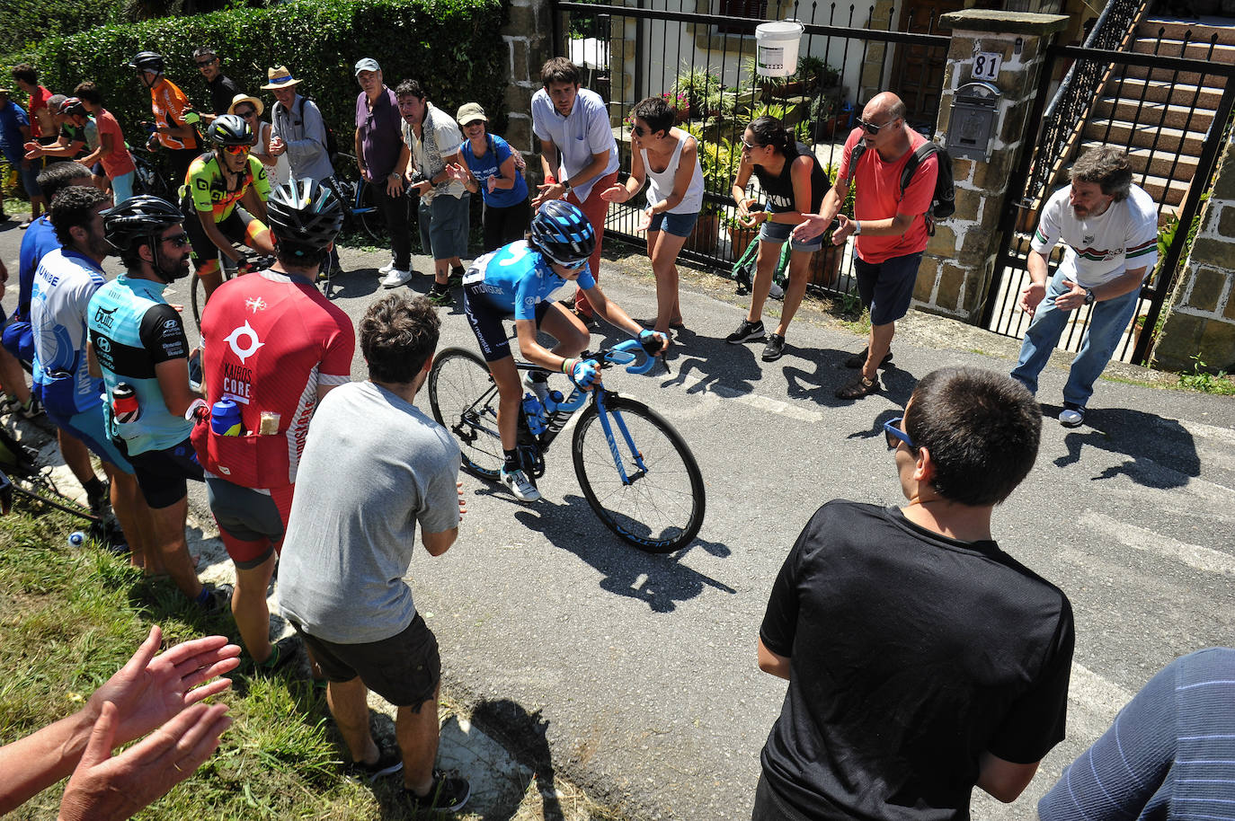 Emoción por todo lo alto en la disputa de la primera edición femenina de la Clásica de San Sebastián, con mucho público animando a las corredoras por todo el recorrido