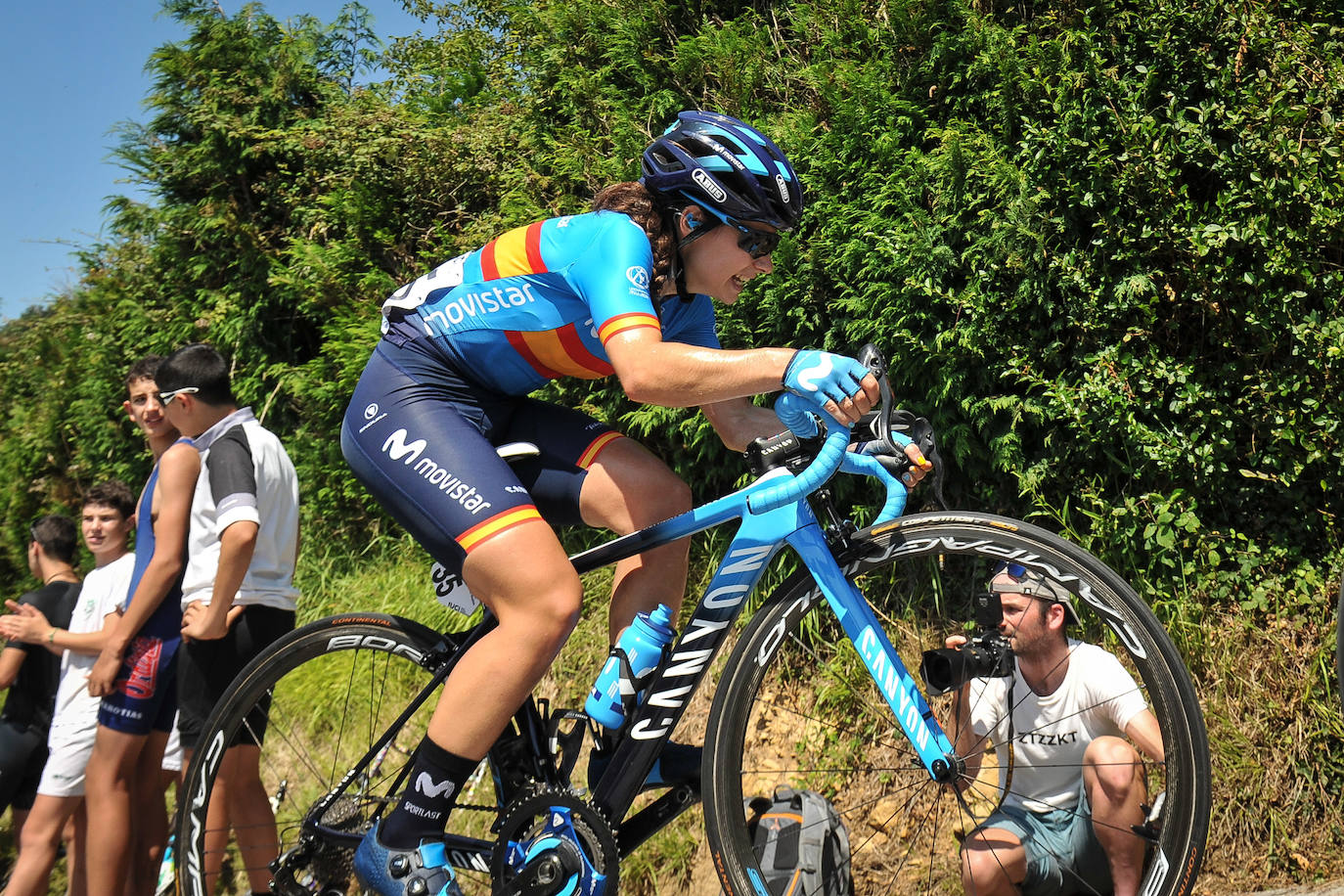 Emoción por todo lo alto en la disputa de la primera edición femenina de la Clásica de San Sebastián, con mucho público animando a las corredoras por todo el recorrido