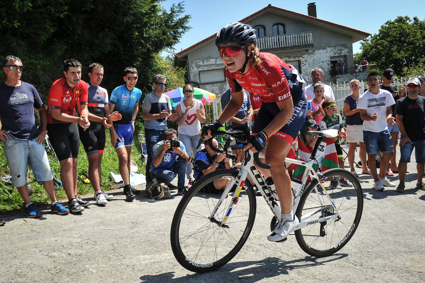 Emoción por todo lo alto en la disputa de la primera edición femenina de la Clásica de San Sebastián, con mucho público animando a las corredoras por todo el recorrido