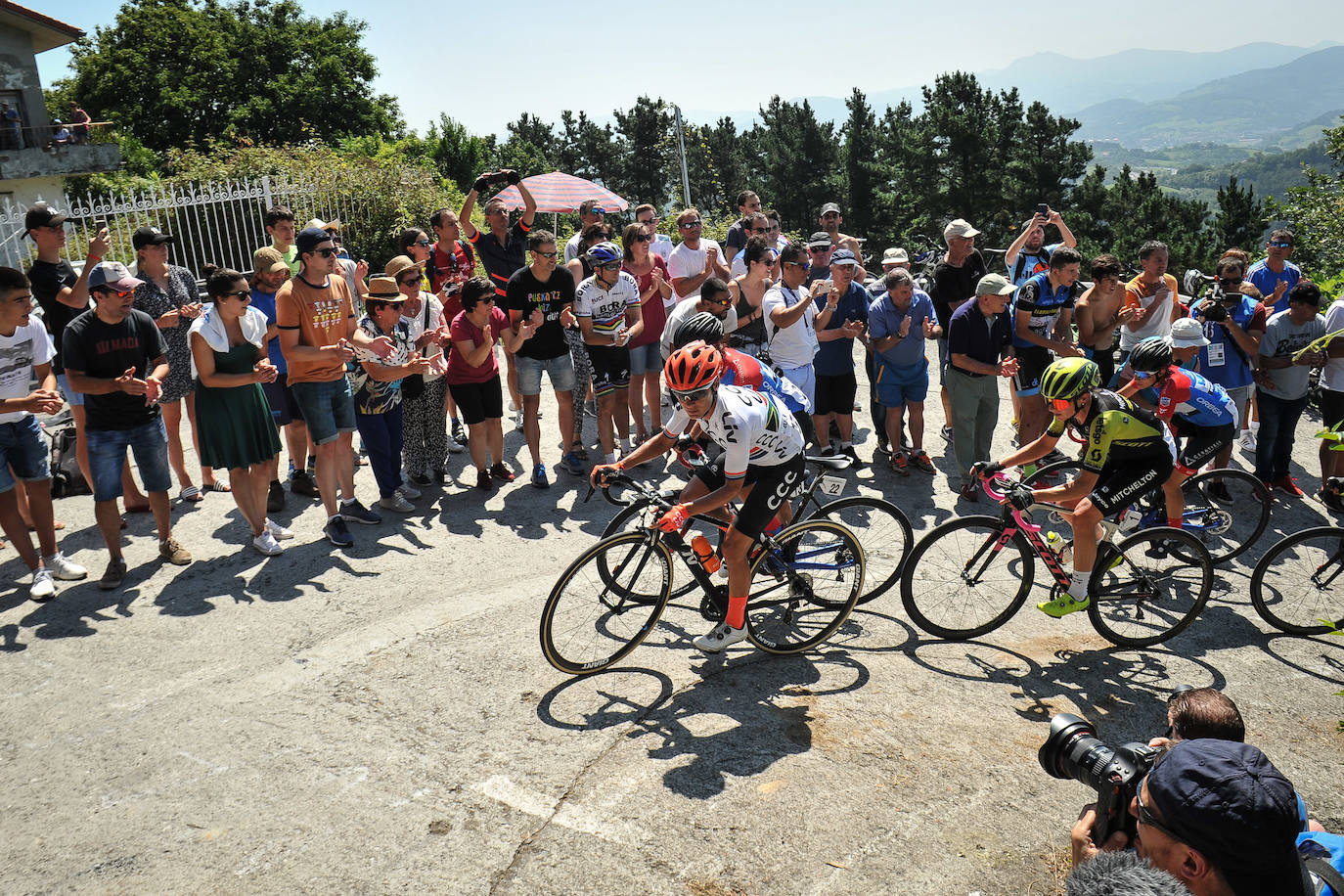 Emoción por todo lo alto en la disputa de la primera edición femenina de la Clásica de San Sebastián, con mucho público animando a las corredoras por todo el recorrido