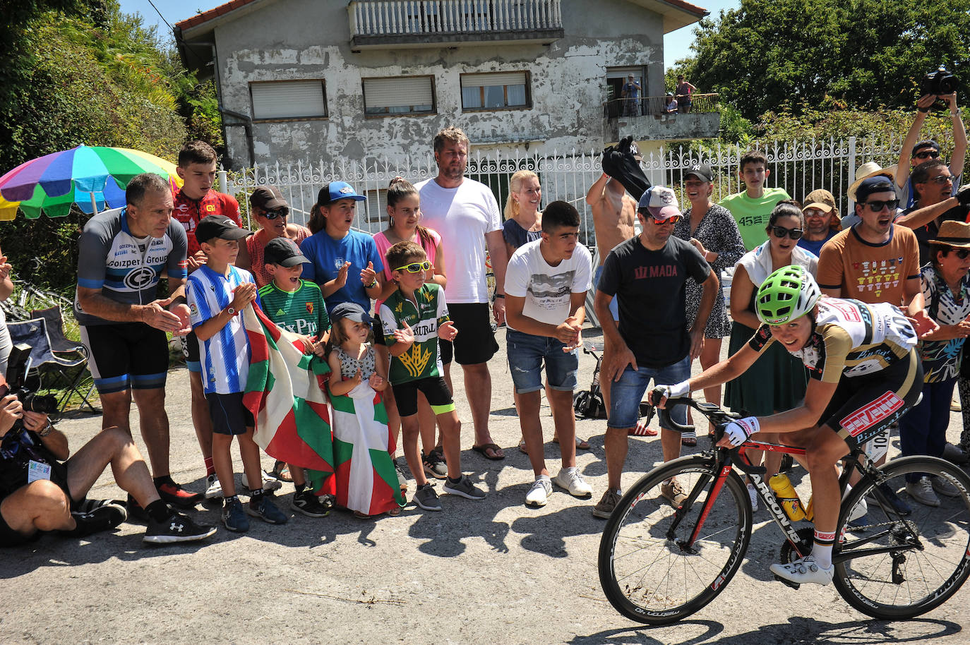 Emoción por todo lo alto en la disputa de la primera edición femenina de la Clásica de San Sebastián, con mucho público animando a las corredoras por todo el recorrido