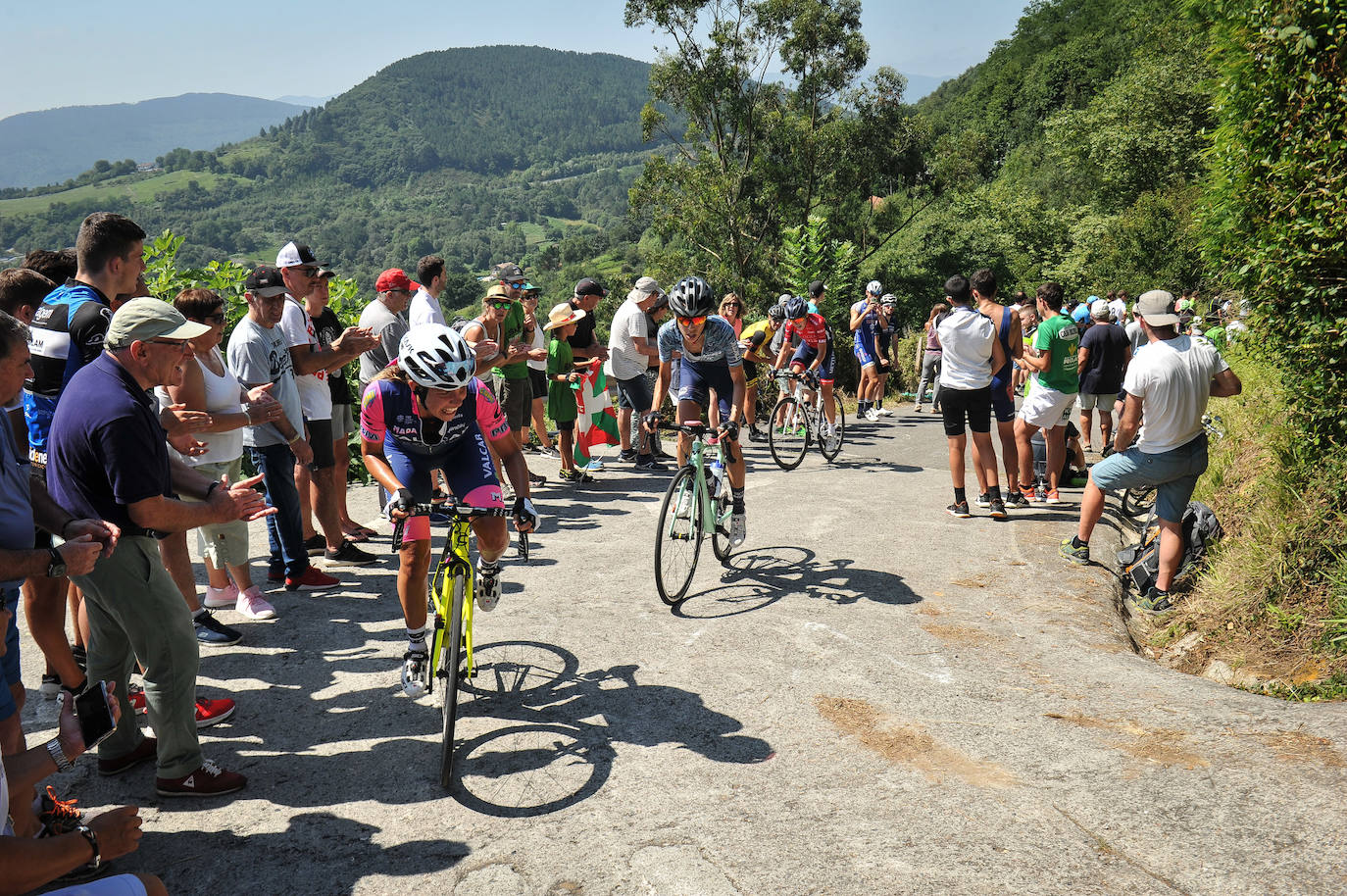 Emoción por todo lo alto en la disputa de la primera edición femenina de la Clásica de San Sebastián, con mucho público animando a las corredoras por todo el recorrido