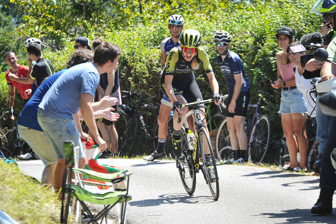 Emoción por todo lo alto en la disputa de la primera edición femenina de la Clásica de San Sebastián, con mucho público animando a las corredoras por todo el recorrido