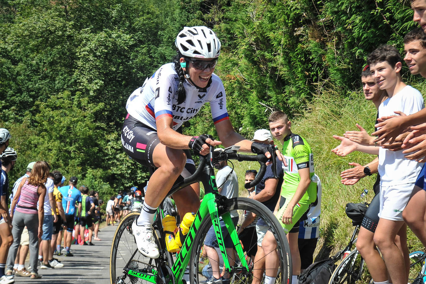 Emoción por todo lo alto en la disputa de la primera edición femenina de la Clásica de San Sebastián, con mucho público animando a las corredoras por todo el recorrido