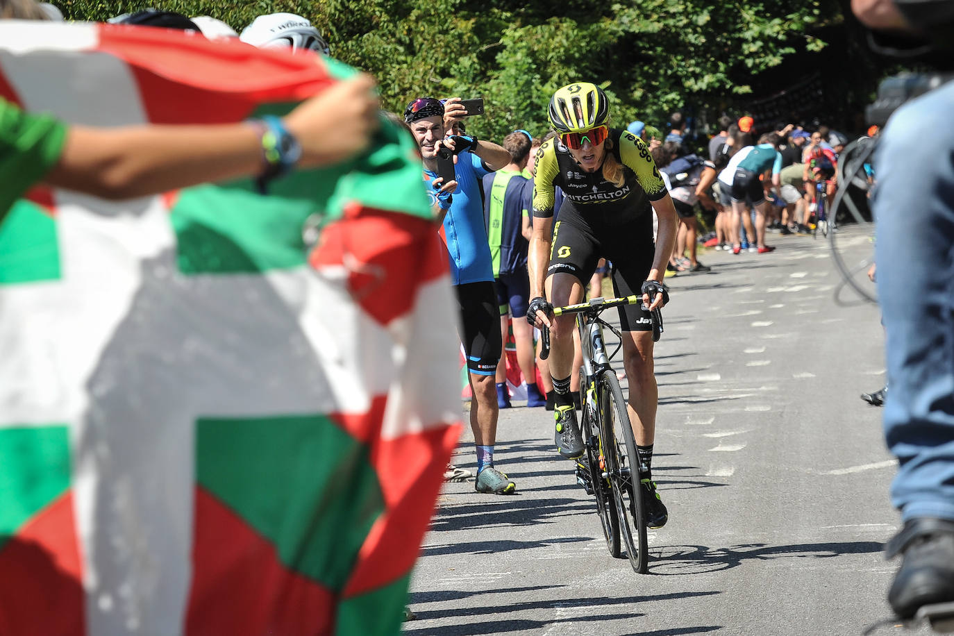 Emoción por todo lo alto en la disputa de la primera edición femenina de la Clásica de San Sebastián, con mucho público animando a las corredoras por todo el recorrido