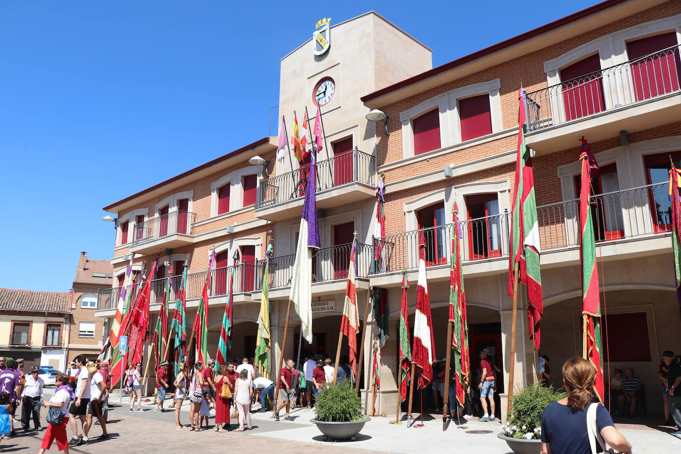 Los pendones de la comnarca lucen en el Día de Asturias en Valencia de Don Juan. 