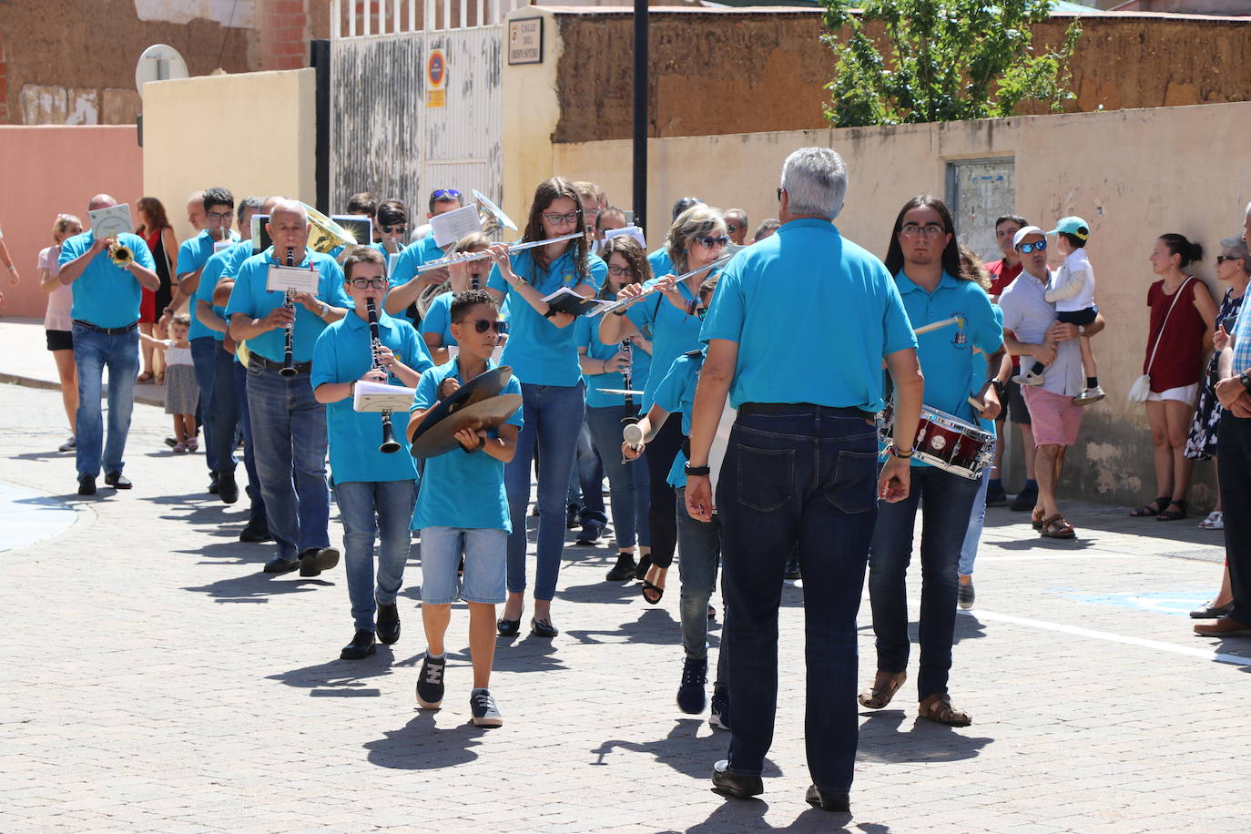 Los pendones de la comnarca lucen en el Día de Asturias en Valencia de Don Juan. 
