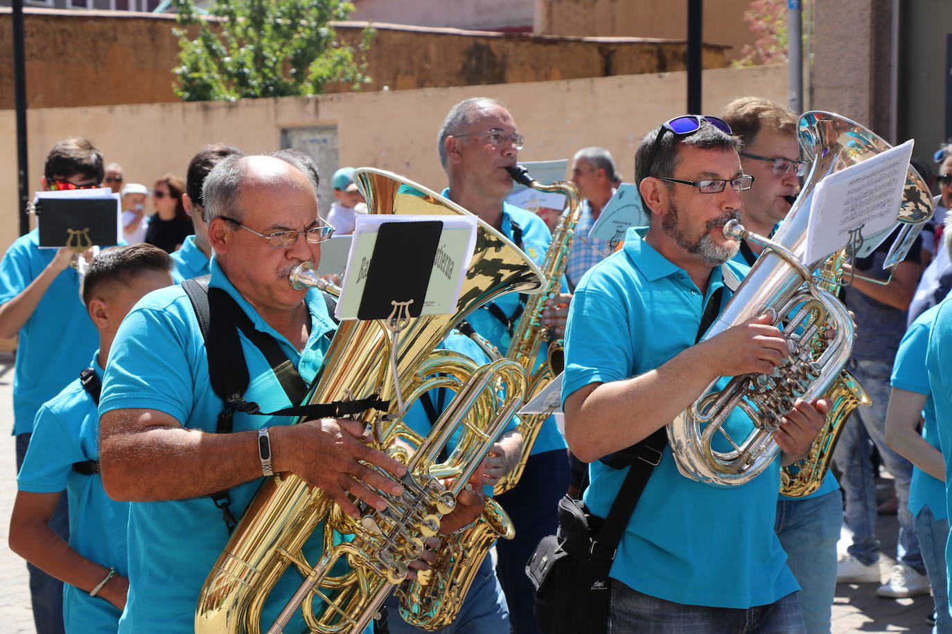 Los pendones de la comnarca lucen en el Día de Asturias en Valencia de Don Juan. 