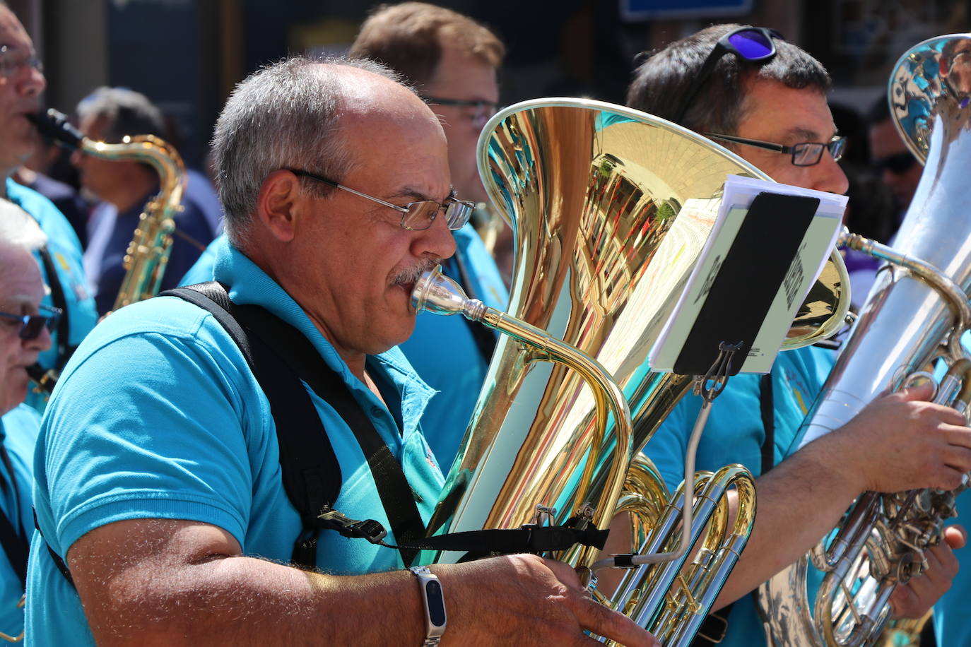 Los pendones de la comnarca lucen en el Día de Asturias en Valencia de Don Juan. 