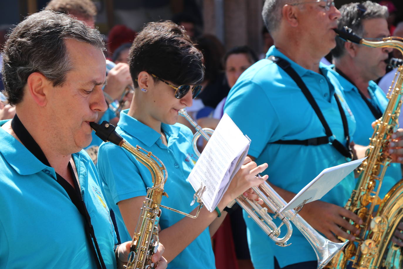 Los pendones de la comnarca lucen en el Día de Asturias en Valencia de Don Juan. 