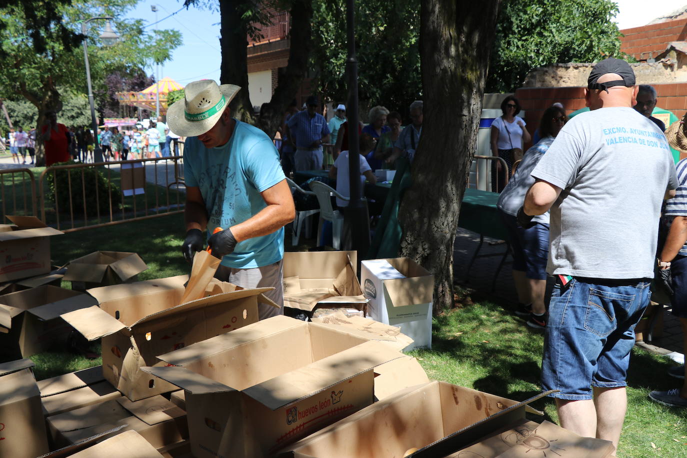 Los pendones de la comnarca lucen en el Día de Asturias en Valencia de Don Juan. 