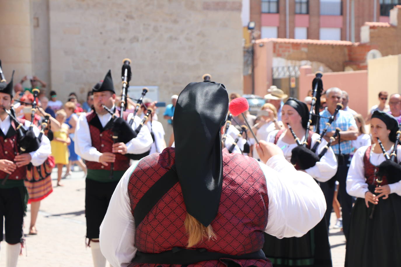 Los pendones de la comnarca lucen en el Día de Asturias en Valencia de Don Juan. 