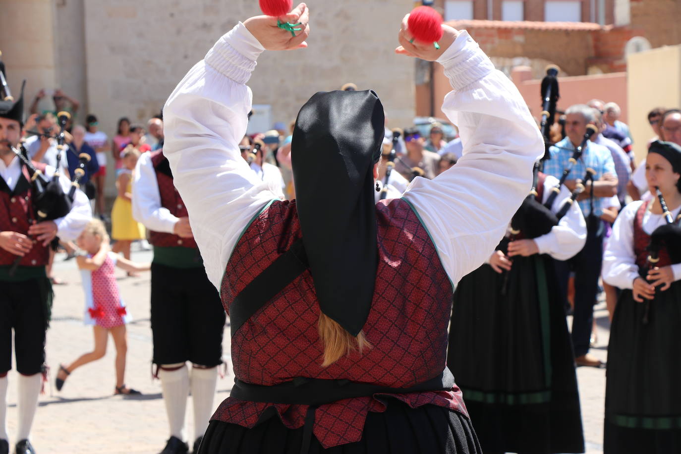 Los pendones de la comnarca lucen en el Día de Asturias en Valencia de Don Juan. 