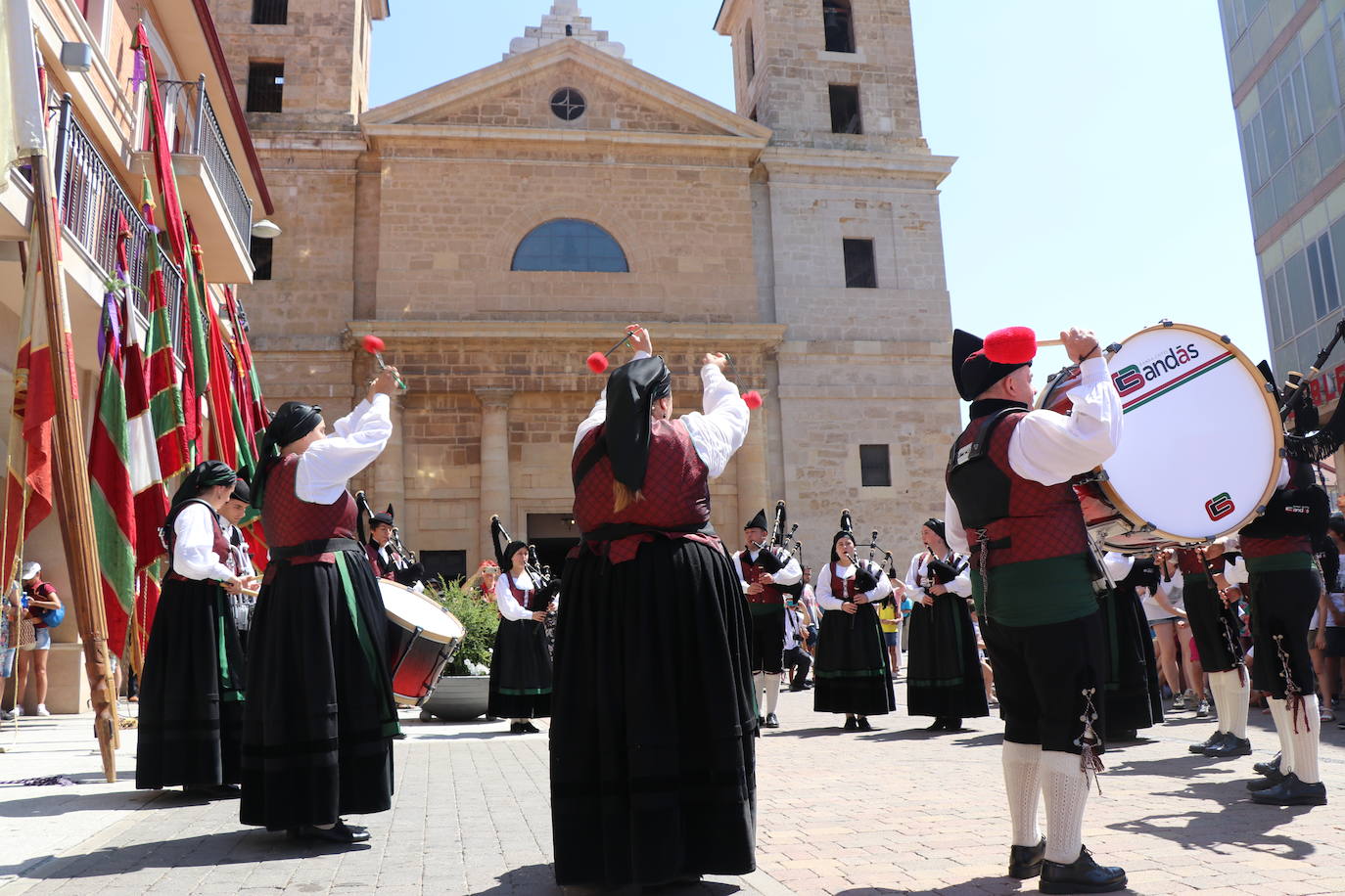 Los pendones de la comnarca lucen en el Día de Asturias en Valencia de Don Juan. 