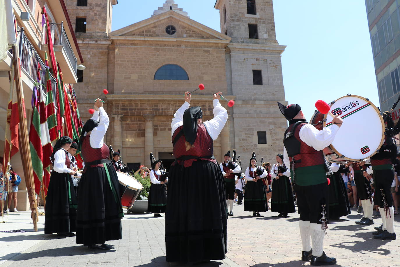Los pendones de la comnarca lucen en el Día de Asturias en Valencia de Don Juan. 