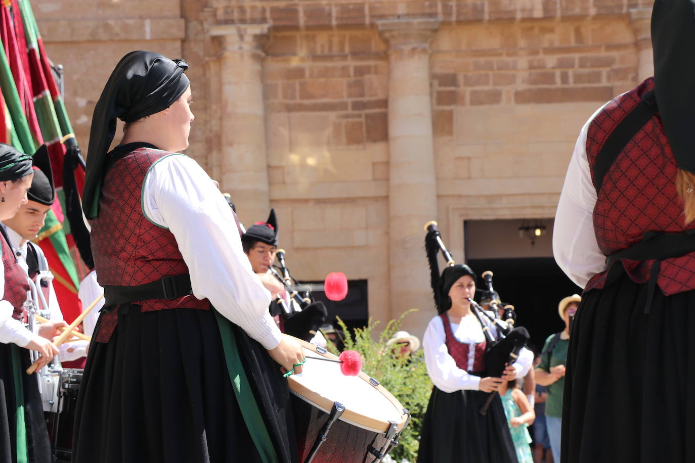 Los pendones de la comnarca lucen en el Día de Asturias en Valencia de Don Juan. 