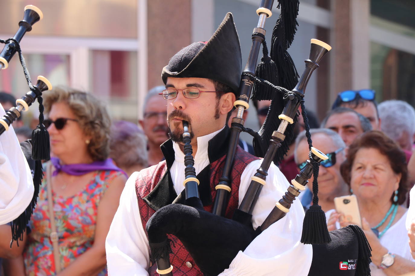 Los pendones de la comnarca lucen en el Día de Asturias en Valencia de Don Juan. 