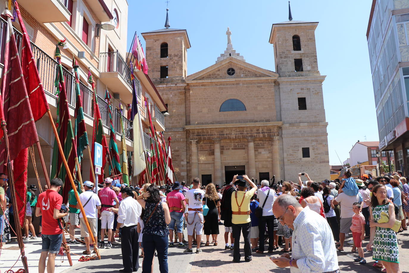 Los pendones de la comnarca lucen en el Día de Asturias en Valencia de Don Juan. 