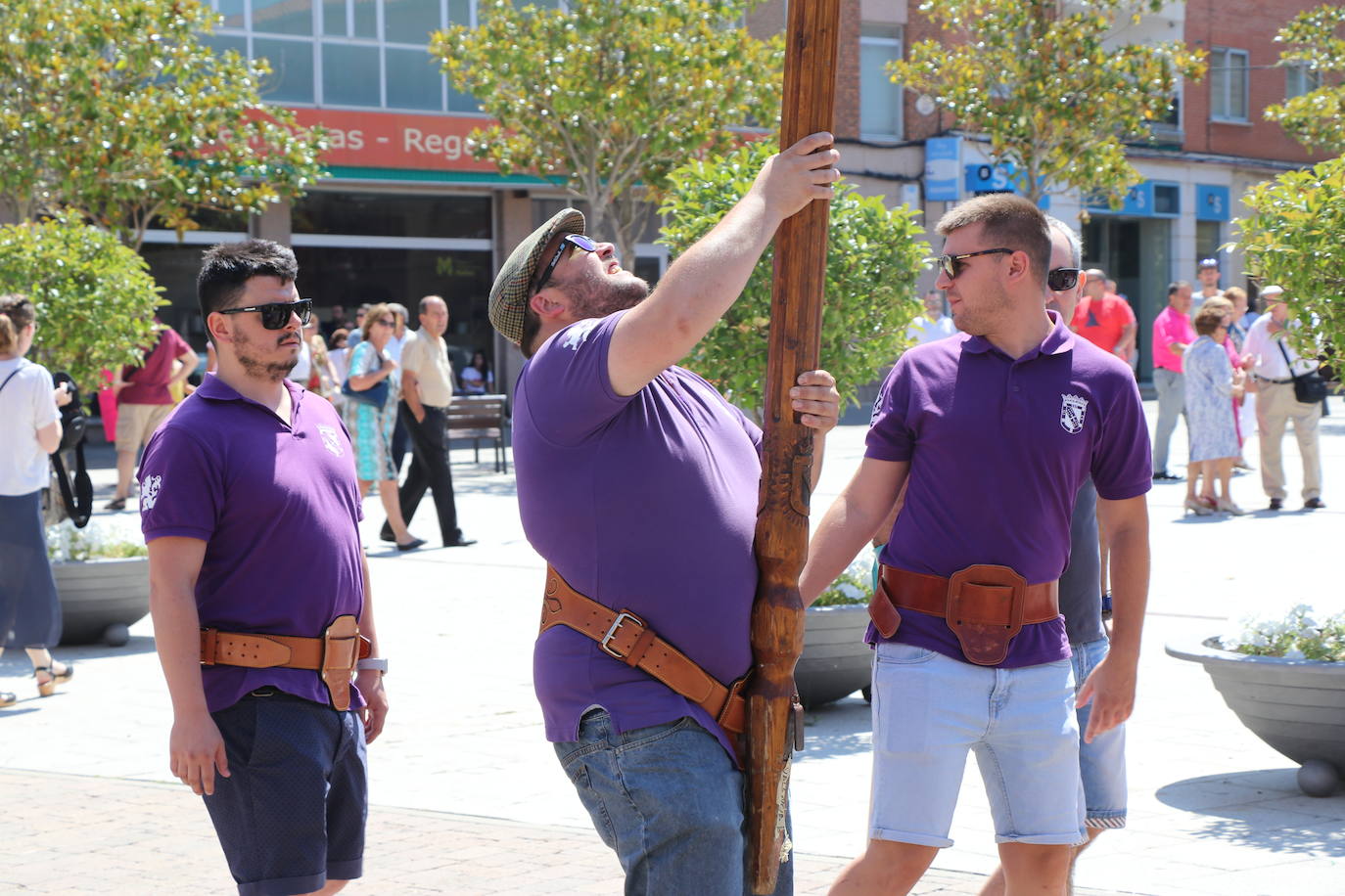 Los pendones de la comnarca lucen en el Día de Asturias en Valencia de Don Juan. 