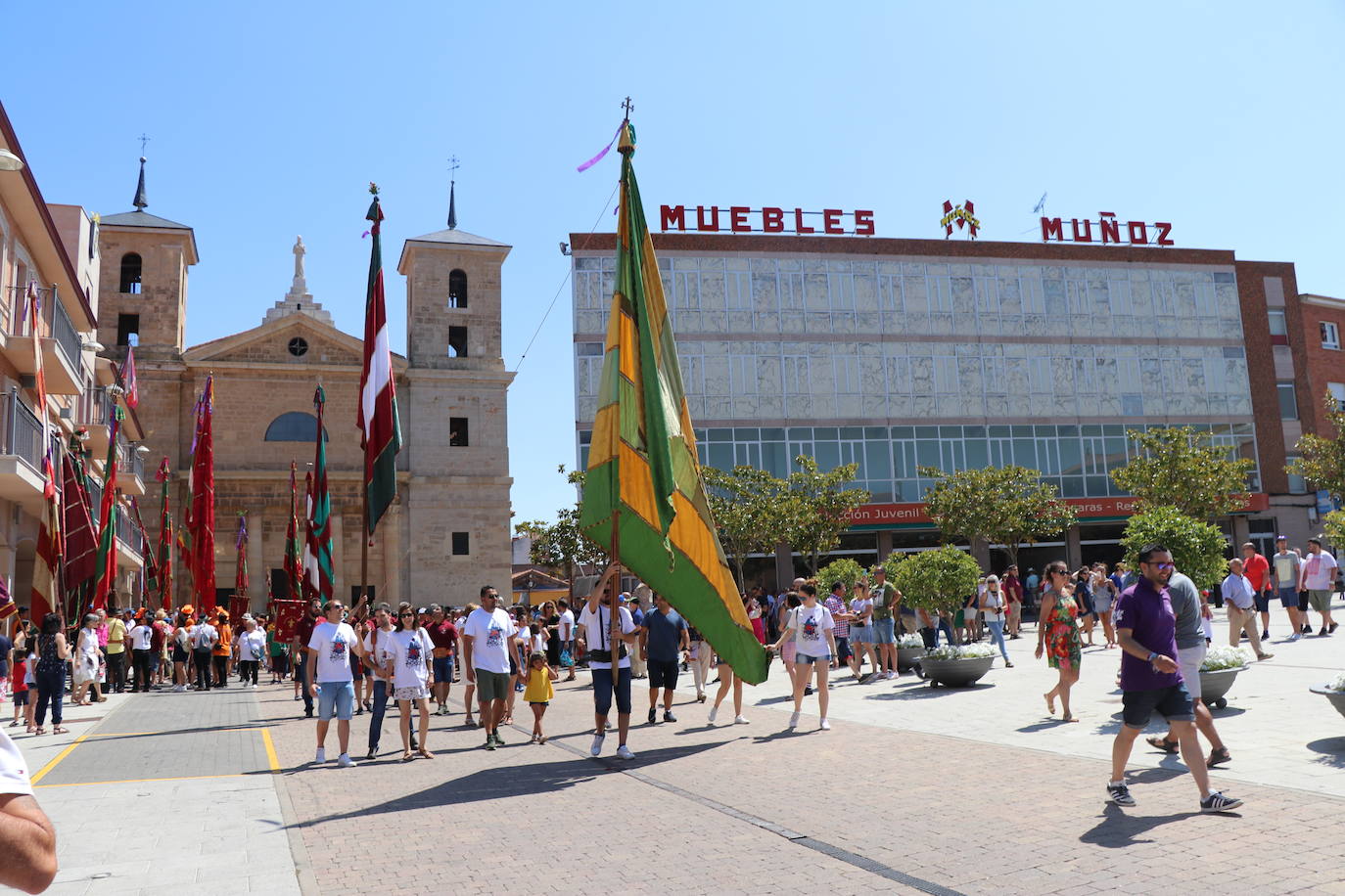 Los pendones de la comnarca lucen en el Día de Asturias en Valencia de Don Juan. 