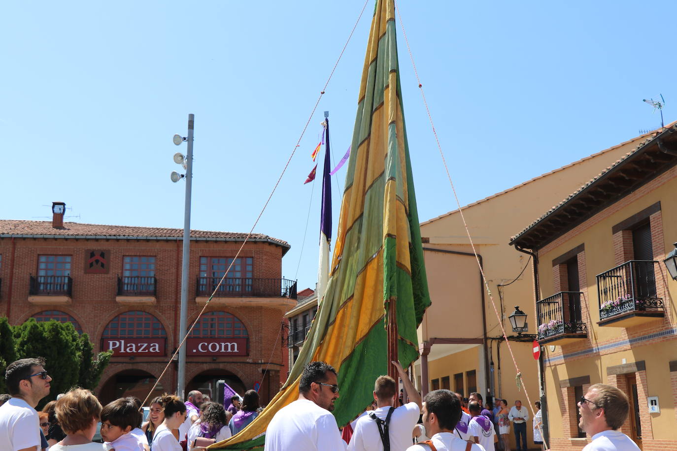 Los pendones de la comnarca lucen en el Día de Asturias en Valencia de Don Juan. 