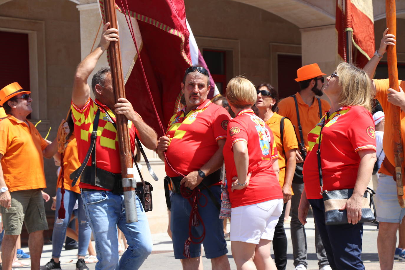 Los pendones de la comnarca lucen en el Día de Asturias en Valencia de Don Juan. 