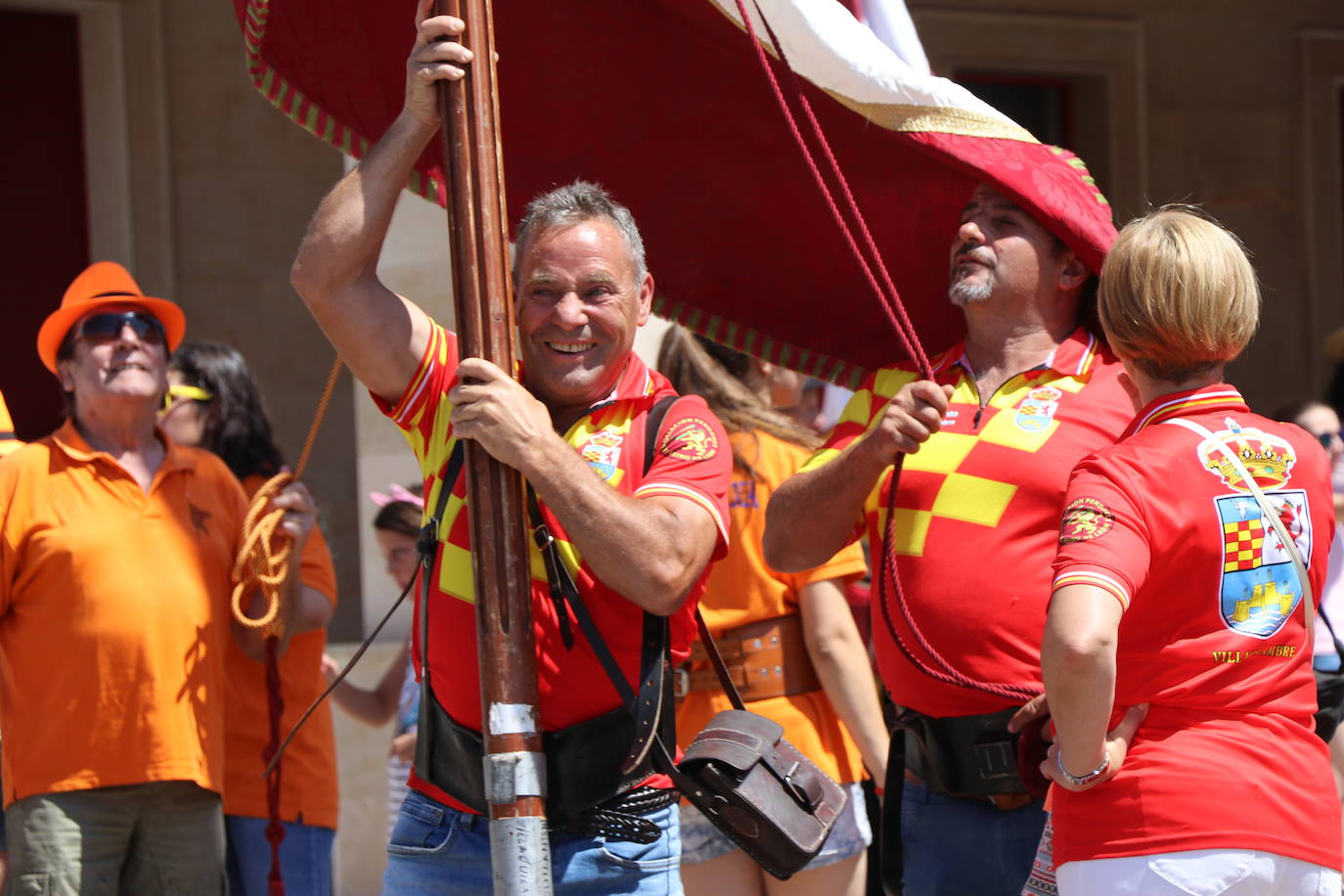 Los pendones de la comnarca lucen en el Día de Asturias en Valencia de Don Juan. 