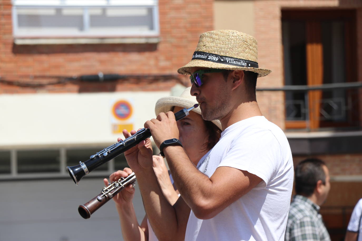 Los pendones de la comnarca lucen en el Día de Asturias en Valencia de Don Juan. 