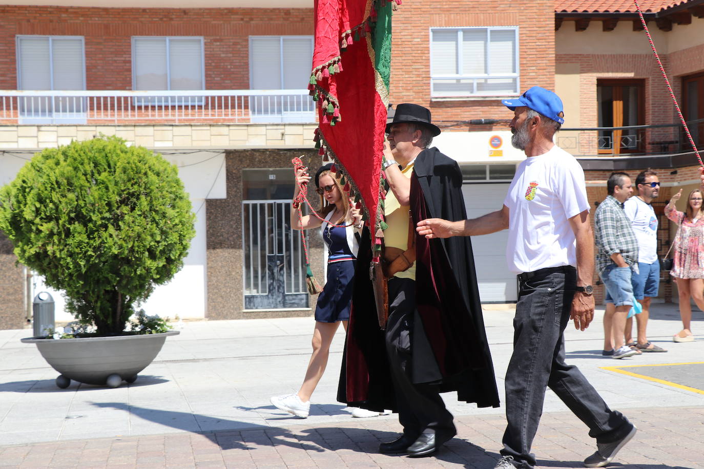 Los pendones de la comnarca lucen en el Día de Asturias en Valencia de Don Juan. 